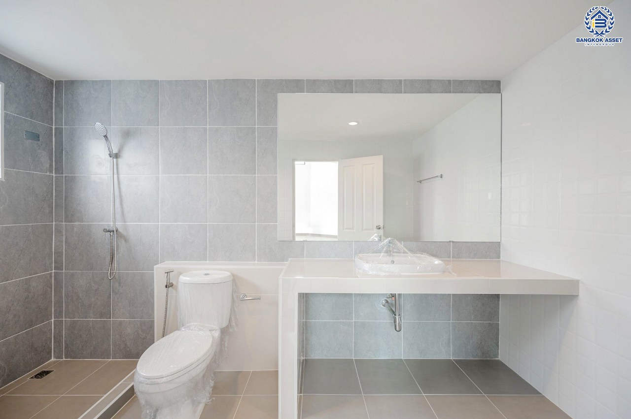 บ้านมือสองตกแต่งใหม่ โครงการ ปฐวีกาญจน์ ประชาชื่น-แจ้งวัฒนะ ทำเลโซนเมือง ดีไซน์สุด Classic ใกล้เซ็นทรัลแจ้งวัฒนะ สนามบินดอนเมือง เดินทางสู่ใจกลางเมืองได้อย่างรวดเร็วด้วย ทางด่วน"ศรีสมาน" และรถไฟฟ้าสายสีชมพู "สถานีเมืองทองธานี" บนเนื้อที่ 61.6 ตร.ว. ฟังก์ชัน 3 ห้องนอน 4 ห้องน้ำ 1 ห้องแม่บ้านพร้อมห้องน้ำ จอดรถได้ 2 คัน